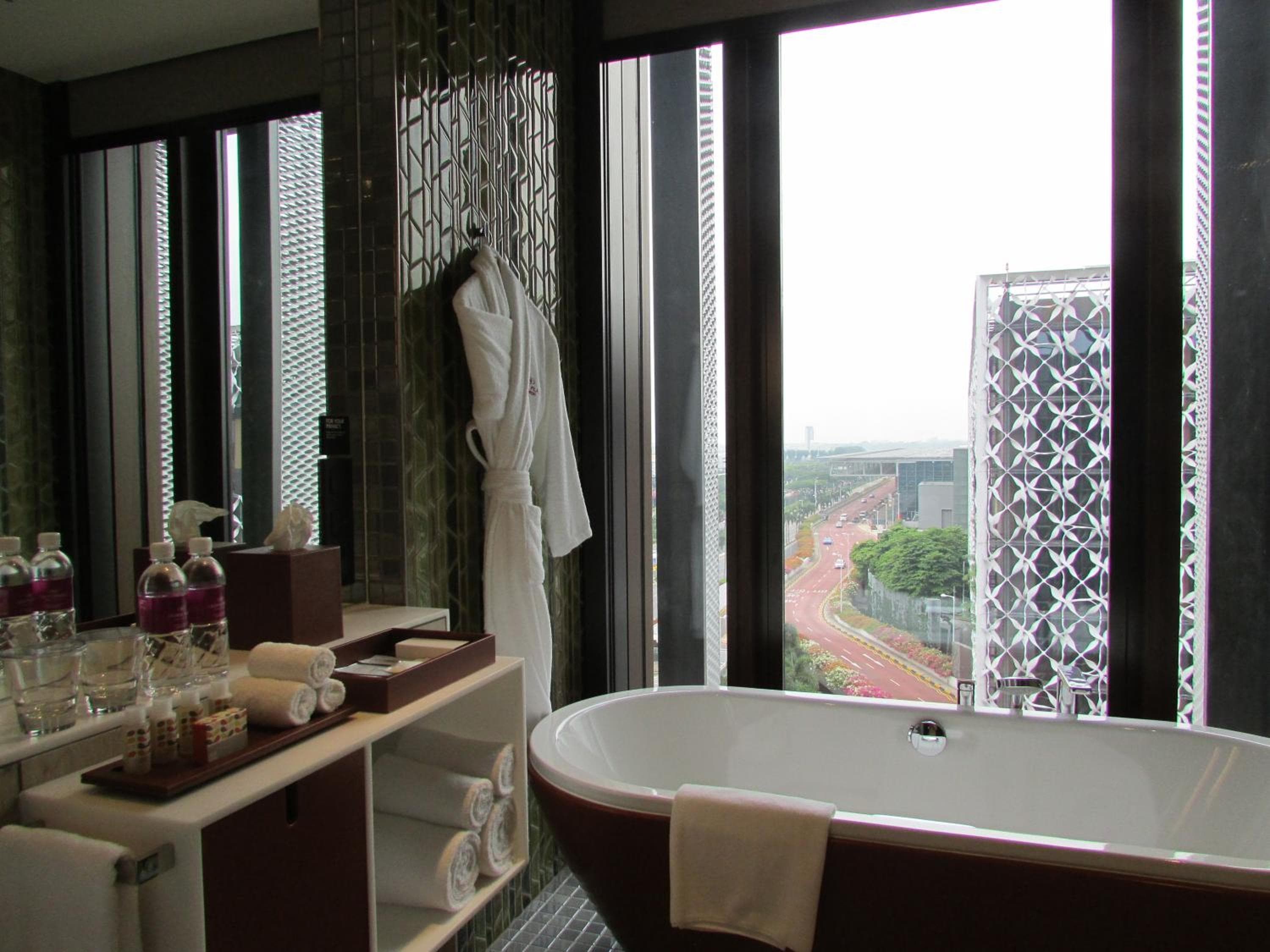 Crowne Plaza Changi Airport by IHG: bathroom