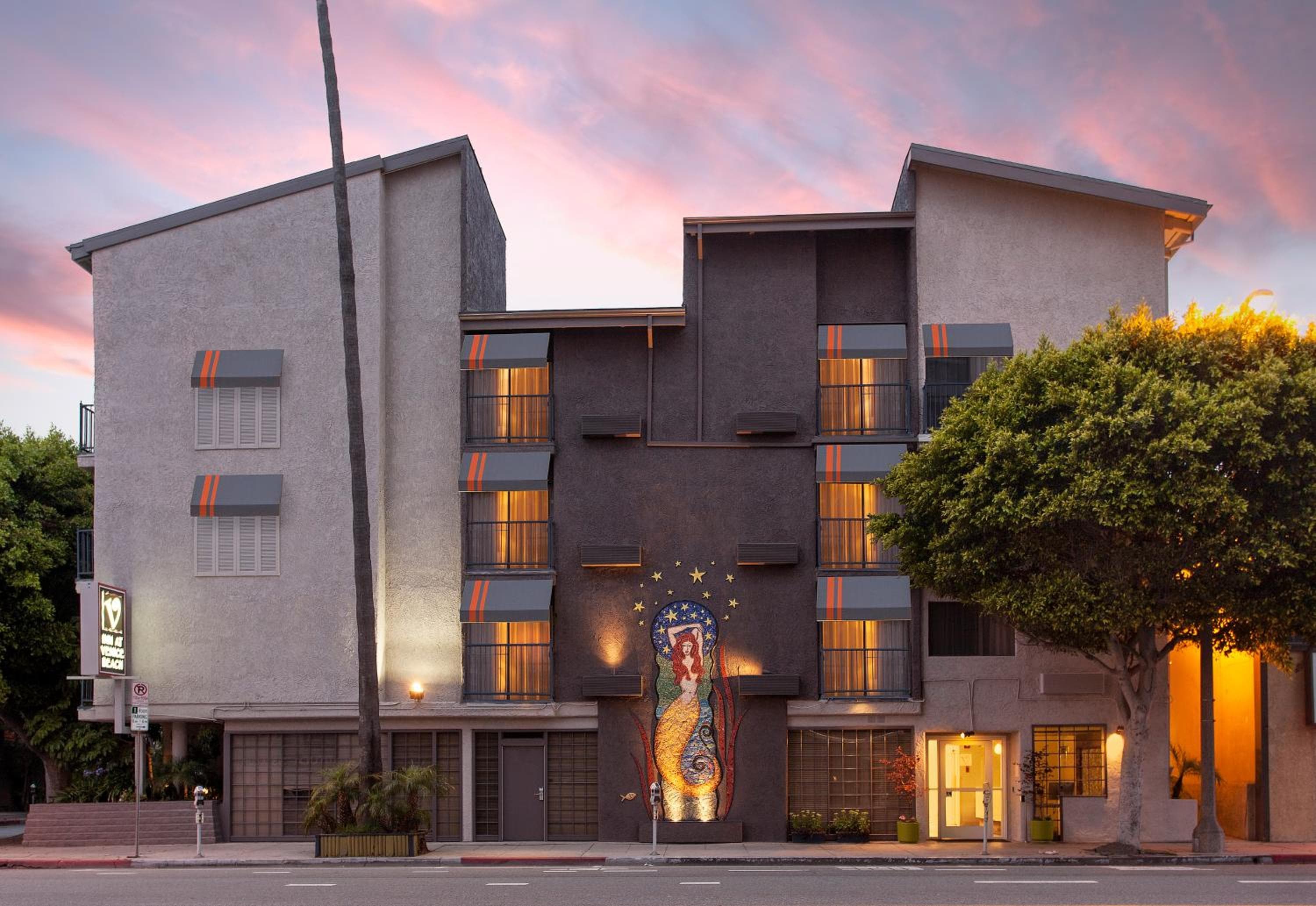 Inn at Venice Beach: building