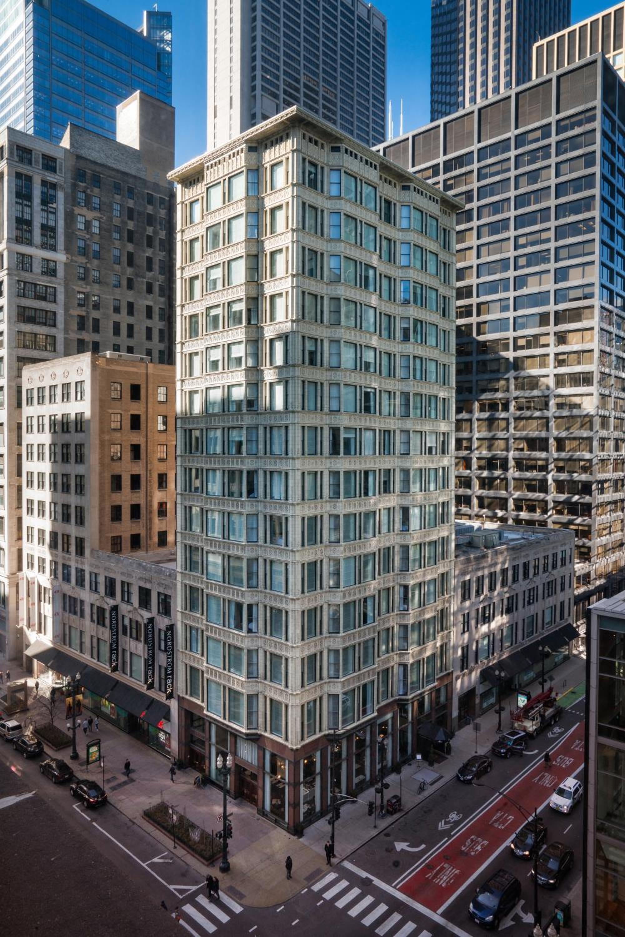 Staypineapple, An Iconic Hotel, The Loop, Chicago
