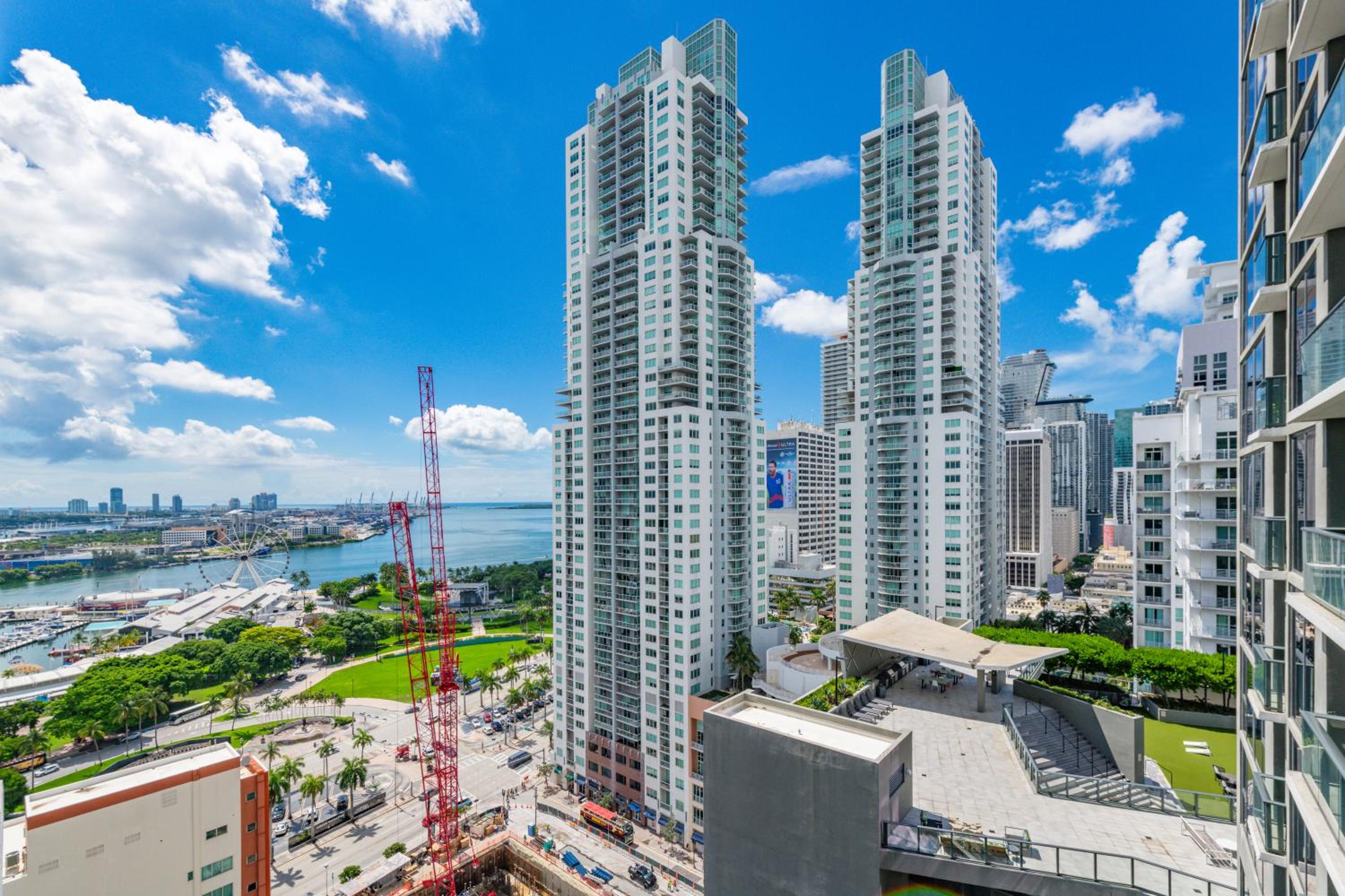 Breezy Stays Luxury Residences - near Kaseya Center, Miami