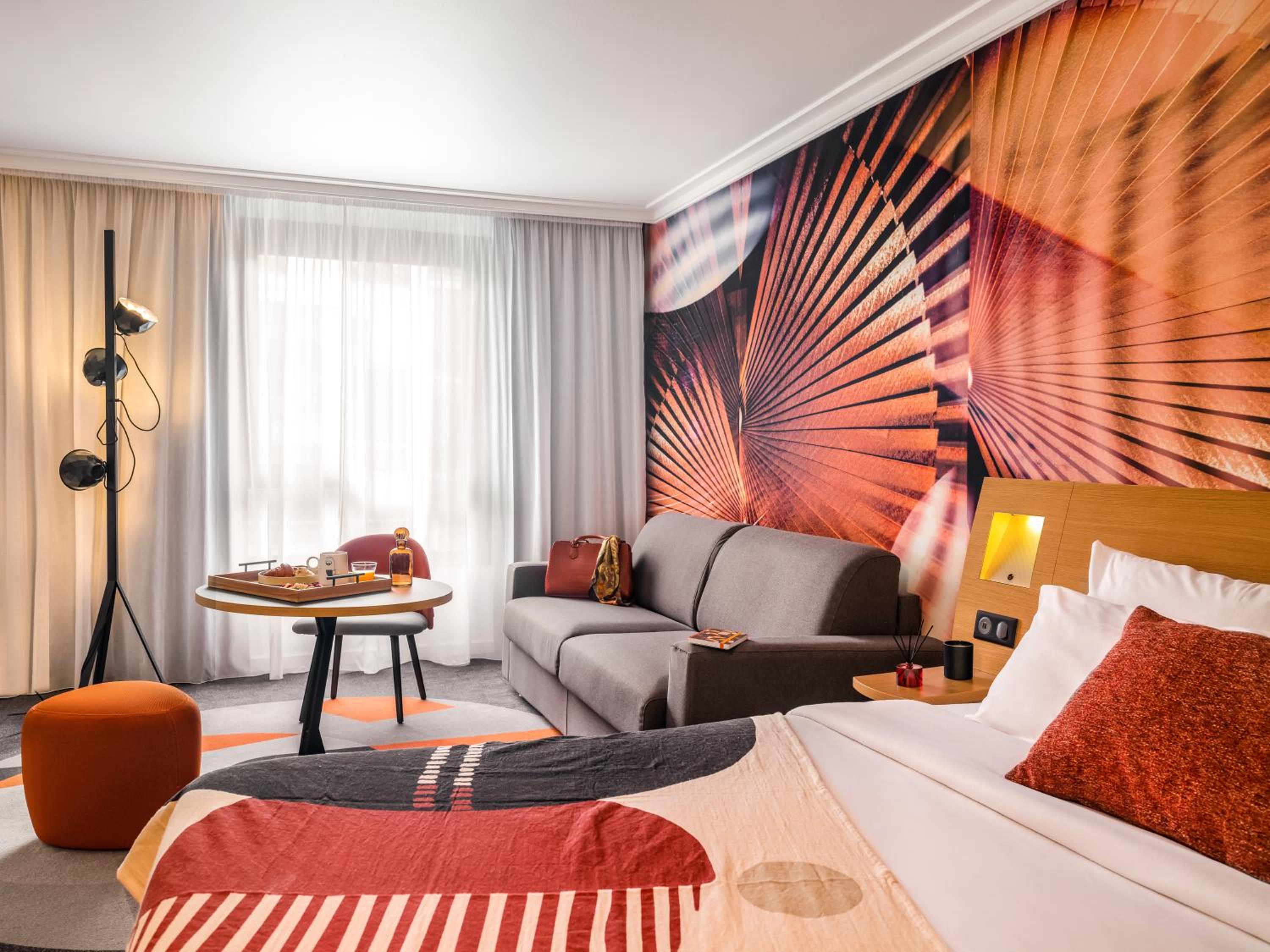 Classic room with double bed and double sofa