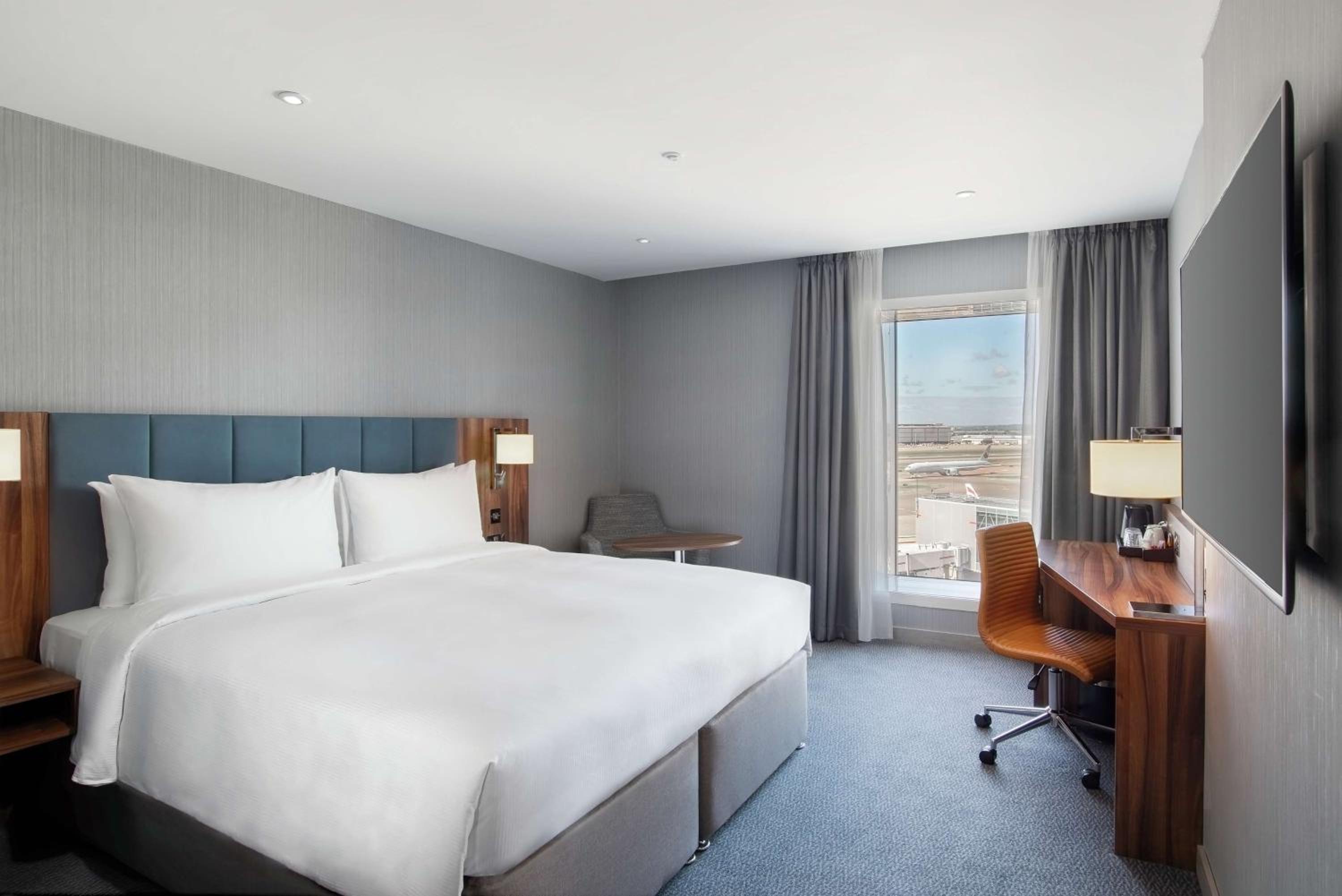 KING ROOM HIGH FLOOR WITH RUN WAY VIEW