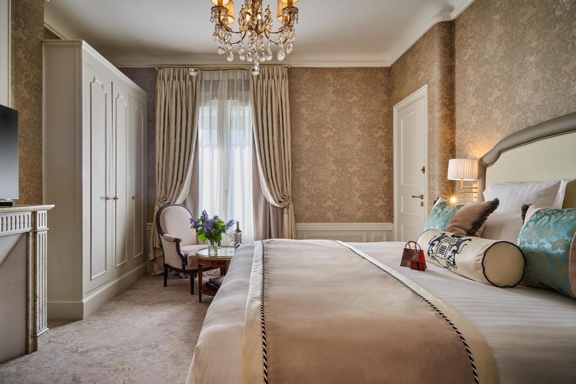 Executive Room - Rue De La Paix View