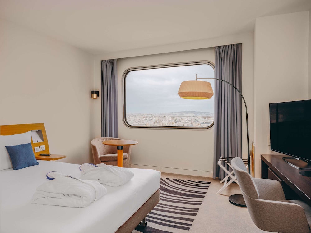 Executive Room - 1 queen-size bed and 1 single sofa bed